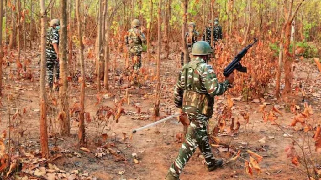 CG Naxal Encounter : छत्तीसगढ़-तेलंगाना सीमा क्षेत्र में सुरक्षा बलों और नक्सलियों के बीच मुठभेड़, छह नक्सली ढेर