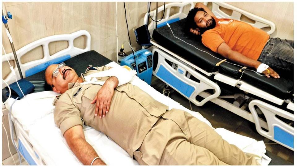 Damoh News : पुलिस और बदमाश की मुठभेड़ में चौकी प्रभारी घायल