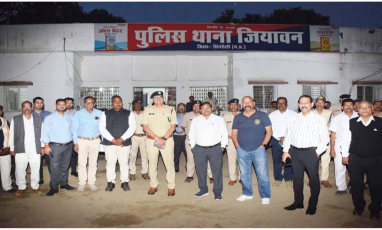 Singrauli News : कमिश्नर एवं प्रभारी आईजी ने सरई एवं देवसर का किया भ्रमण