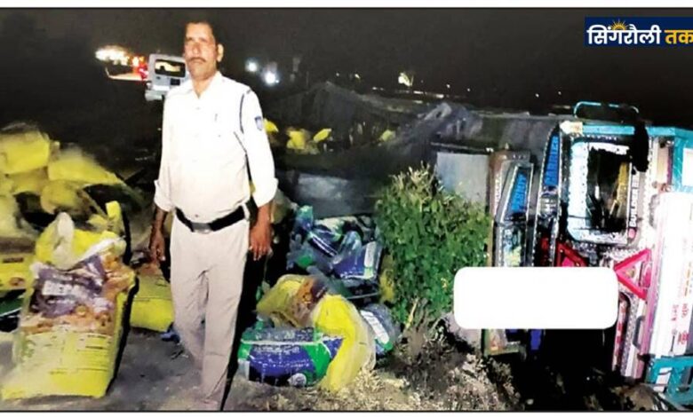 Satna News : ट्रक पलटा, दाल-बेसन की होने लगी लूट