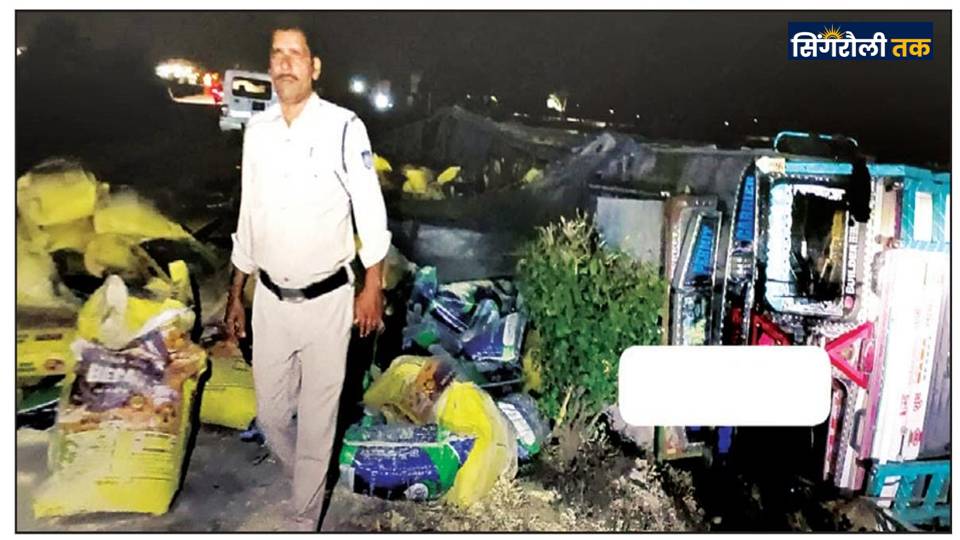 Satna News : ट्रक पलटा, दाल-बेसन की होने लगी लूट