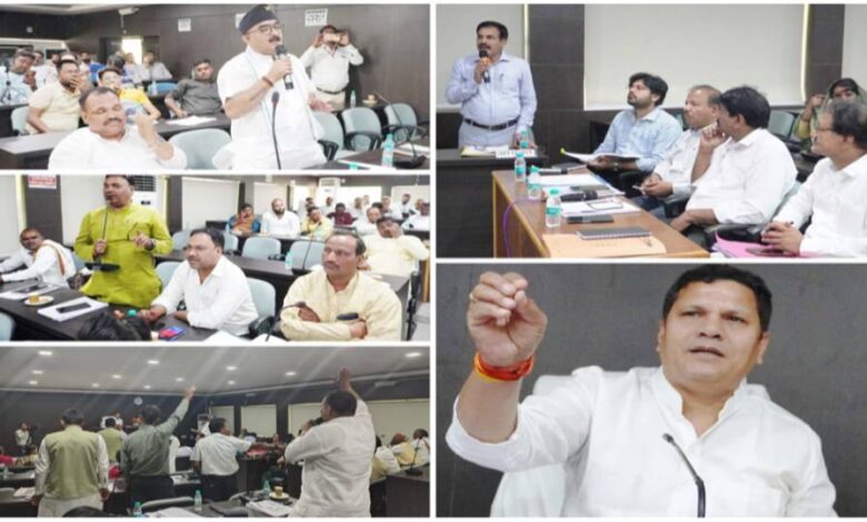 Singrauli News : जर्जर व्यावसायिक प्लाजा को लेकर पार्षदों ने मेयर को घेरा