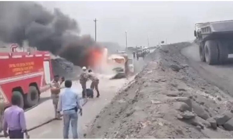 Singrauli News : एनसीएल के पास धू-धूकर जल उठा सिफ्ट गामा एनसीएल परियोजना के जयंत मार्ग में बड़ा हादसा टला