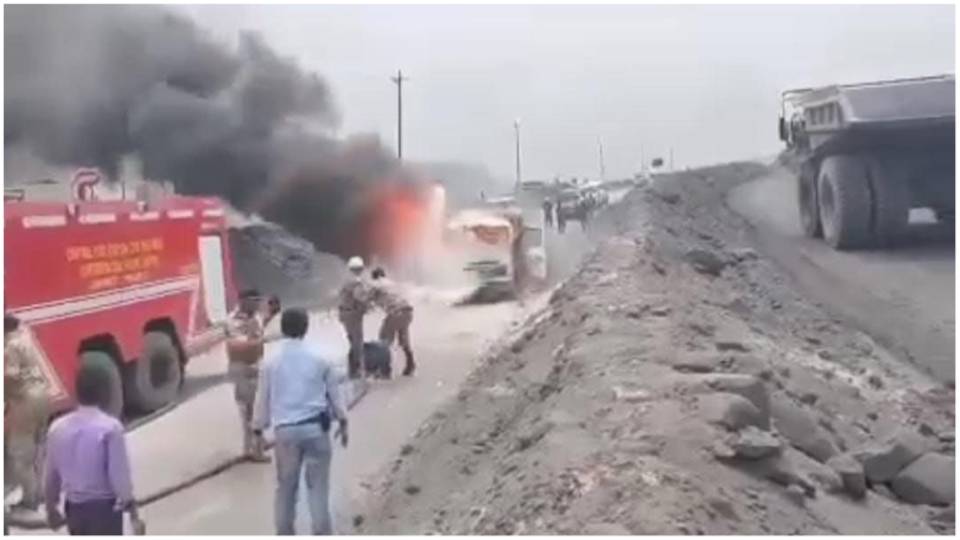 Singrauli News : एनसीएल के पास धू-धूकर जल उठा सिफ्ट गामा एनसीएल परियोजना के जयंत मार्ग में बड़ा हादसा टला