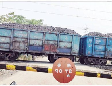 Singrauli News : मालगाड़ी फैला रही प्रदूषण, स्टेशन पर मुसाफिर परेशान