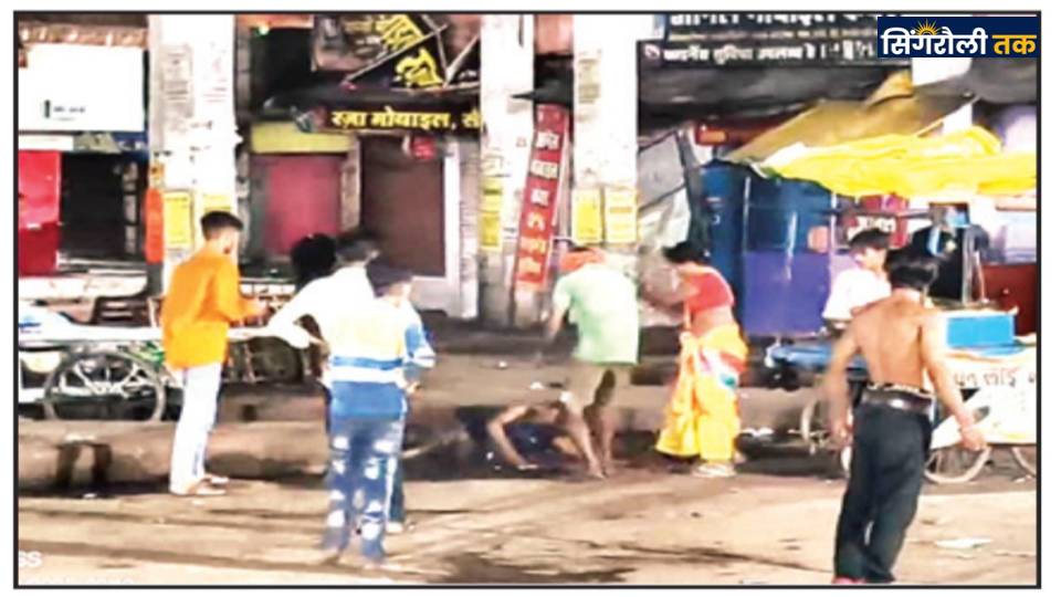 MP News : पुराने बस स्टैंड में महिला और पुरुष ने युवक पर बरसाये डंडे, वीडियो वायरल