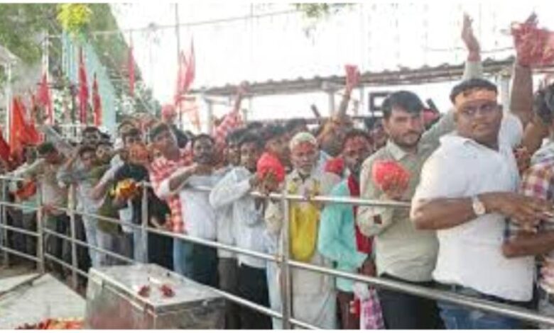 नवरात्रि के तीसरे दिन 1 लाख से अधिक भक्त पहुंचे मैहर मां शारदा के दर्शन किए लिए150 किमी दूर से पैदल मैहर आए श्रद्धालु