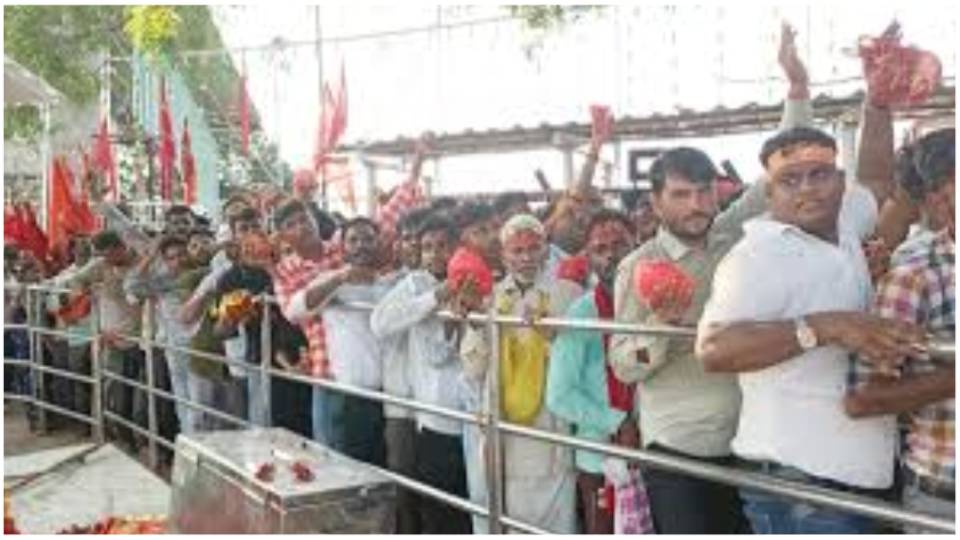 नवरात्रि के तीसरे दिन 1 लाख से अधिक भक्त पहुंचे मैहर मां शारदा के दर्शन किए लिए150 किमी दूर से पैदल मैहर आए श्रद्धालु